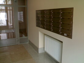 jednostranné nerezové poštové schranky zabudované do steny