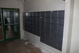 Namontované poštové schránky voňajú novotou