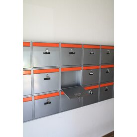 Poštové schránky s farebnpu kombináciou šedá/oranžová
