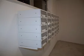 poštové schranky zmontované do bloku poštové schranky zmontované do bloku