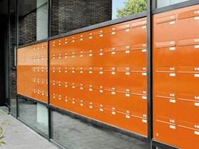 Presklený vchod s poštovými schránkami