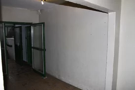 Strana vchodu pred mpntážou poštových schránok