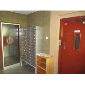 Vchod po rekonštrukcii s novými schránkami