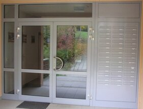 vchodové dvere s poštovými schránkami