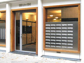Vchodové dvere s poštovými schránkami