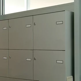 Vchodové dvere s poštovými schránkami
